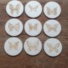 9 houten onderzetters met vlinders
