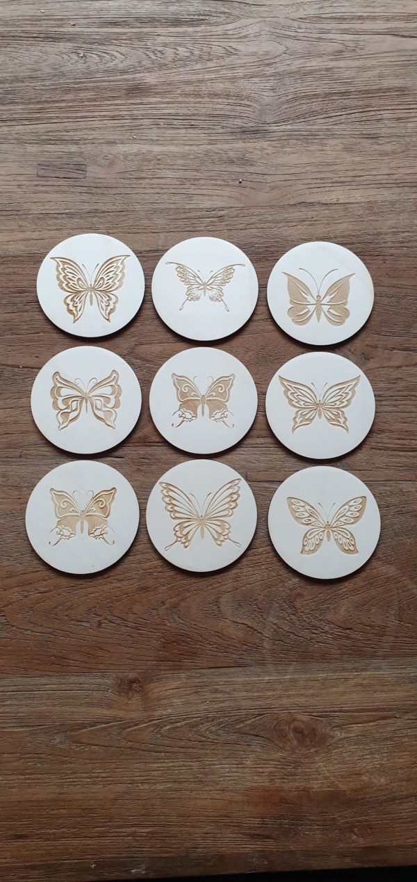 9 houten onderzetters met vlinders