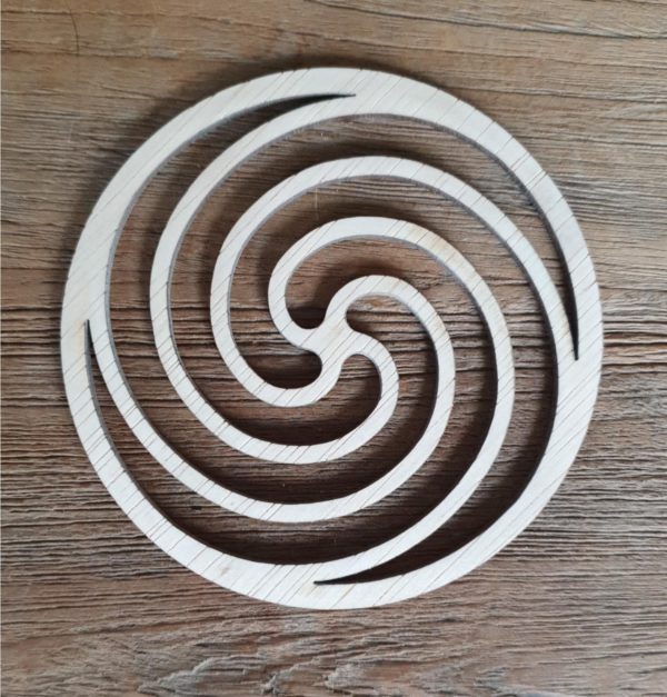 Houten onderzetter met spiraal motief