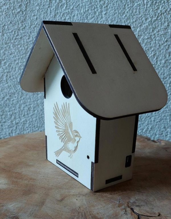 zijkant vogelhuisje met vogelgezang