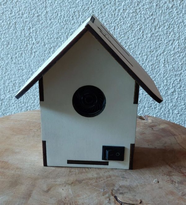 Achterkant vogelhuisje met vogelgezang