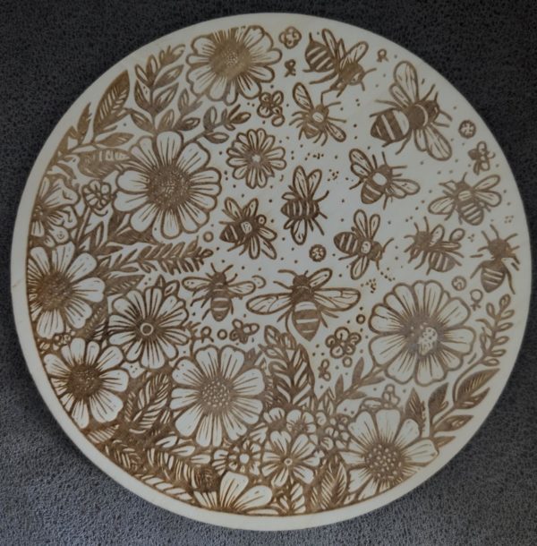 Houten pannenonderzetter met bloemen en bijtjes