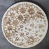 Houten pannenonderzetter met bloemen en bijtjes