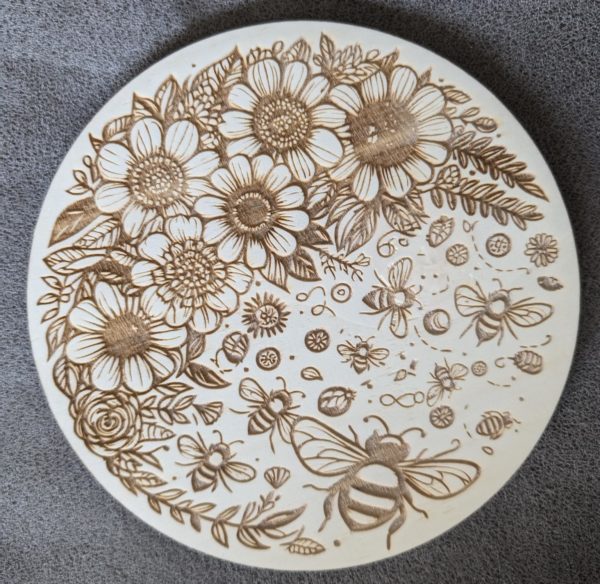 Houten pannenonderzetter met bloemen en bijtjes