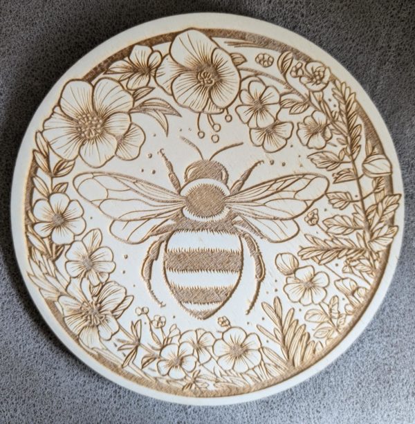 Houten pannenonderzetter met bloemen en bijtjes