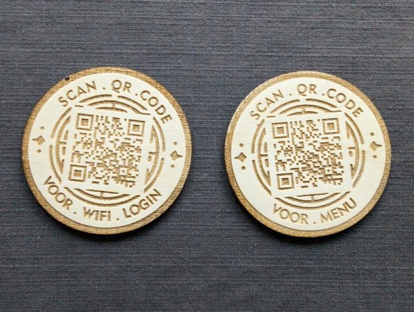 persoonlijk Qr code op houten onderzetter