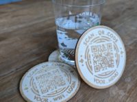 persoonlijk Qr code op houten onderzetter