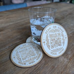 persoonlijk Qr code op houten onderzetter