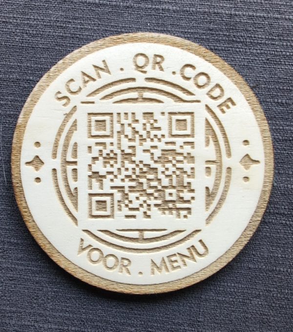 persoonlijk Qr code op houten onderzetter