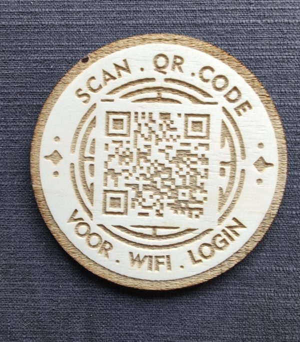 persoonlijk Qr code op houten onderzetter