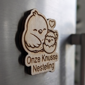 Duurzame houten koelkastmagneet onze knusse nesteling