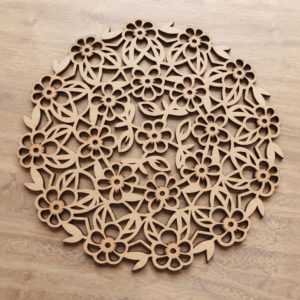 Houten Pannenonderzetter met kleine bloemen