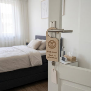 Houten deurhanger niet storen werk in uitvoering